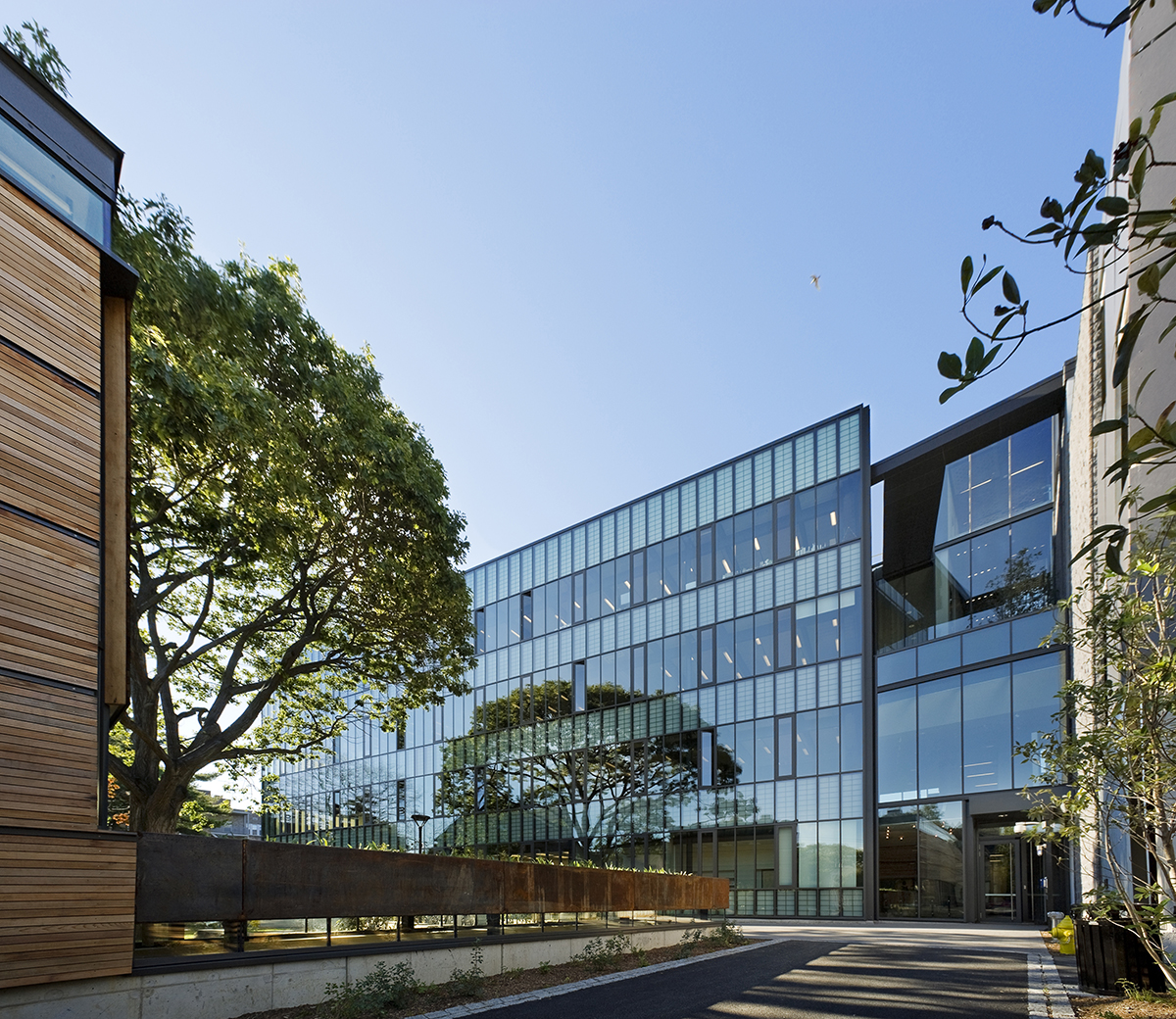 Yale Sculpture Building exterior during daytime featuring Kalwall unitized curtain wall system with glass and windows