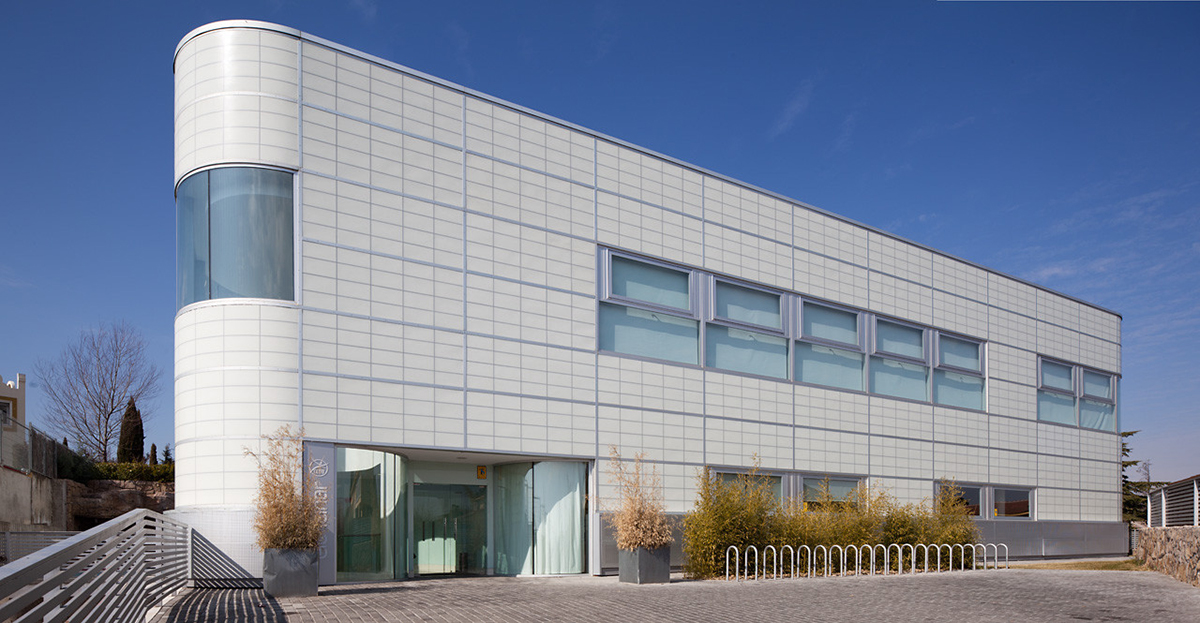 Sports Club exterior in Madrid, Spain, featuring translucent daylighting facade with Kalwallwall panels and unitized windows